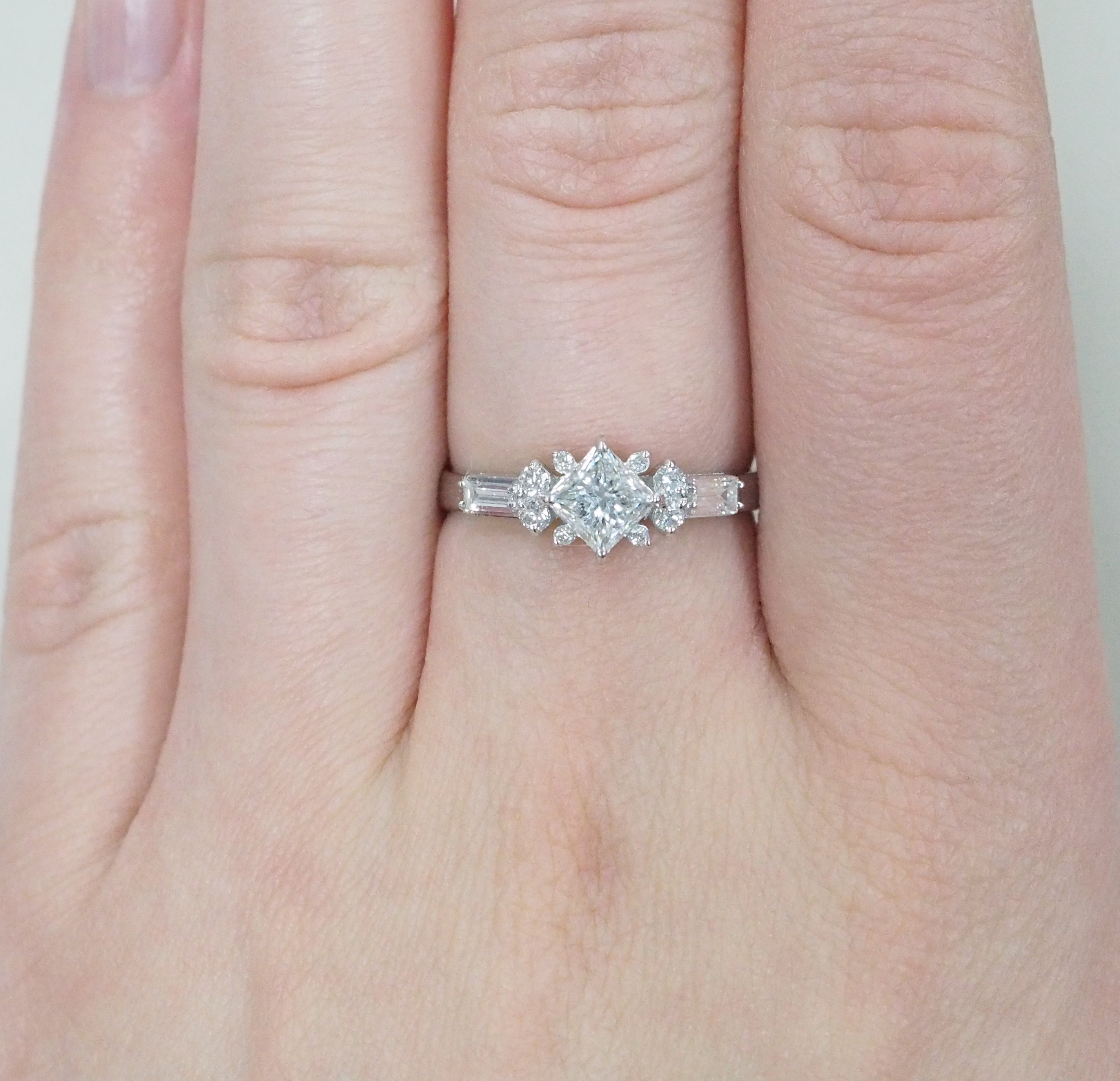 Кольцо из белого золота с бриллиантами